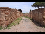 02841 ostia - regio v - insula v - via dell'invidioso - ecke semita dei cippi - blick ri osten - 06-2024.jpg